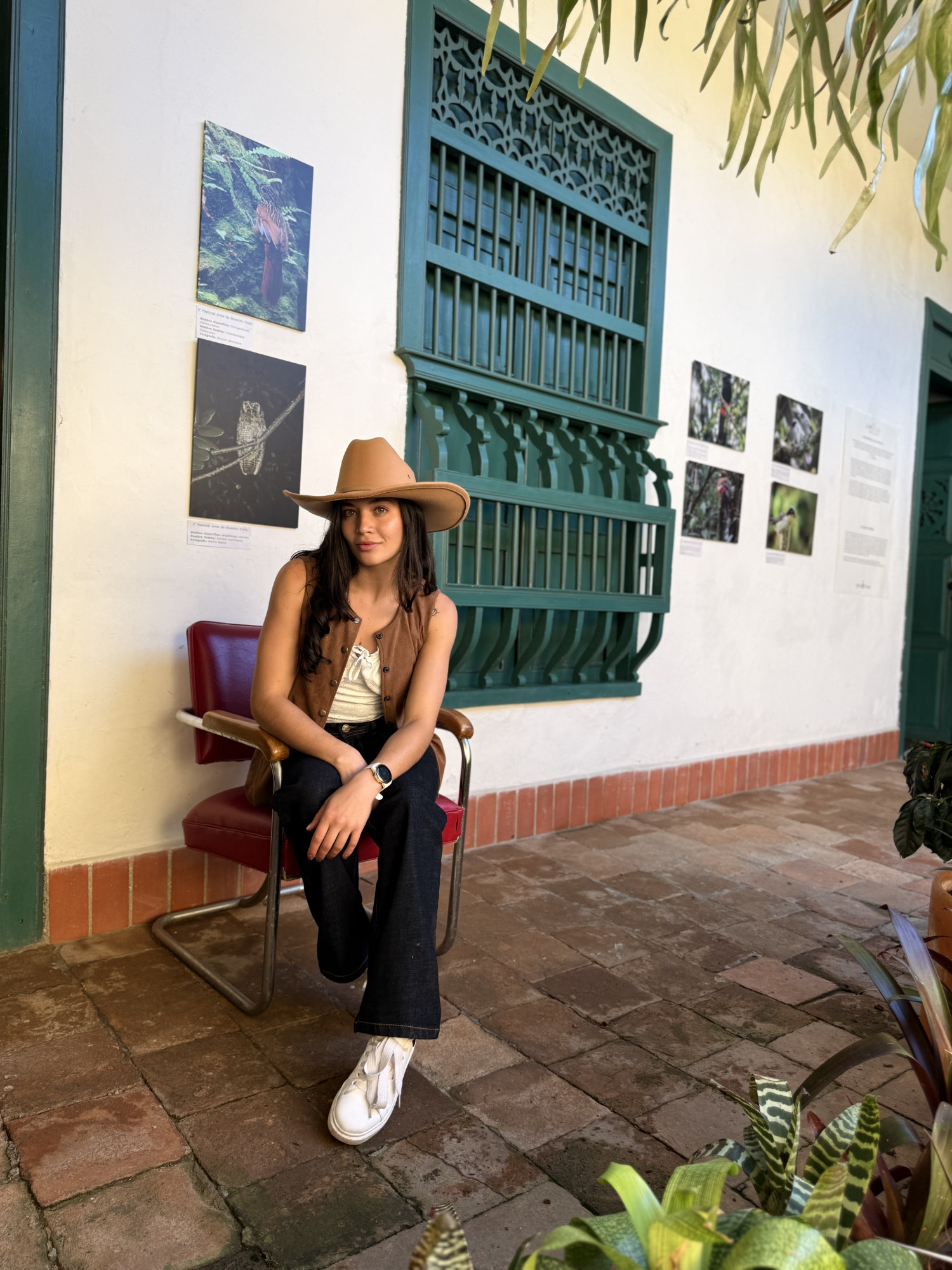 La Mujer Alma Rosa: mujer usando prendas Alma Rosa en un patio colonial